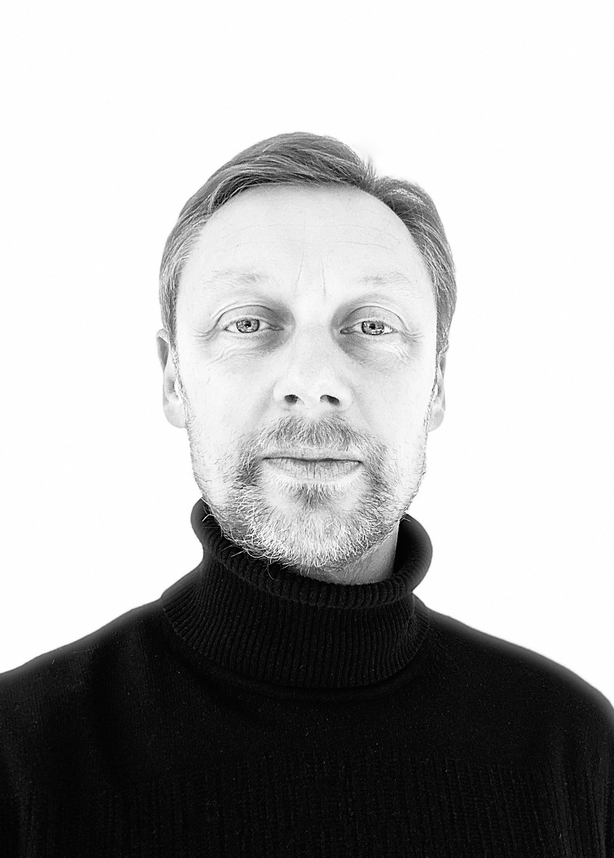 Nathanaël Gourdin is a German an French Artist and furniture designer. He studied at the École Régionale des Beaux-Arts de Saint-Étienne and at the Academy of Fine Arts and Design in Bratislava, Slovakia (Vysoká Škola Výtvarných Umení) and graduates in 1997 und Éric Jourdan. He worked in Paris at Intégral Ruedi Baur & Associés. He founded Gourdin & Müller design studio in Leipzig (Germany) in 2006 and then his own office Studio Gourdin in Hamburg (Germany) in 2020. Nathanaël Gourdin est un designer et artiste franco-allemand. Il a fait ses études à l’École Régionale des Beaux-Arts de Saint-Étienne ains qu’à l’Academy of Fine Arts and Design in Bratislava , Slovaquie (Vysoká Škola Výtvarných Umení) et passe son diplôme auprès d’Éric Jourdan en 1997. Il a travaillé chez Intégral Ruedi Baur & Associés à Paris. En 2006 il fonde le studio Gourdin & Müller à Leipzig (Allemagne) et en 2020 sa propre agence Studio Gourdin à Hambourg (Allemagne). Nathanaël Gourdin ist ein deutsch-französischer Gestalter und Möbeldesigner. Er hat an der École Régionale des Beaux-Arts de Saint-Étienne sowie an der Academy of Fine Arts and Design in Bratislava, Slowakische Republik (Vysoká Škola Výtvarných Umení) studiert und macht seinen 1997 seinen Abschluss im Bereich Möbeldesign bei Éric Jourdan. Er arbeitet zunächst in Paris bei Intégral Ruedi Baur & Associés. In Leipzig gründet er 2006 das Designbüro Gourdin & Müller und 2020 seine eigene Agentur Studio Gourdin in Hamburg.