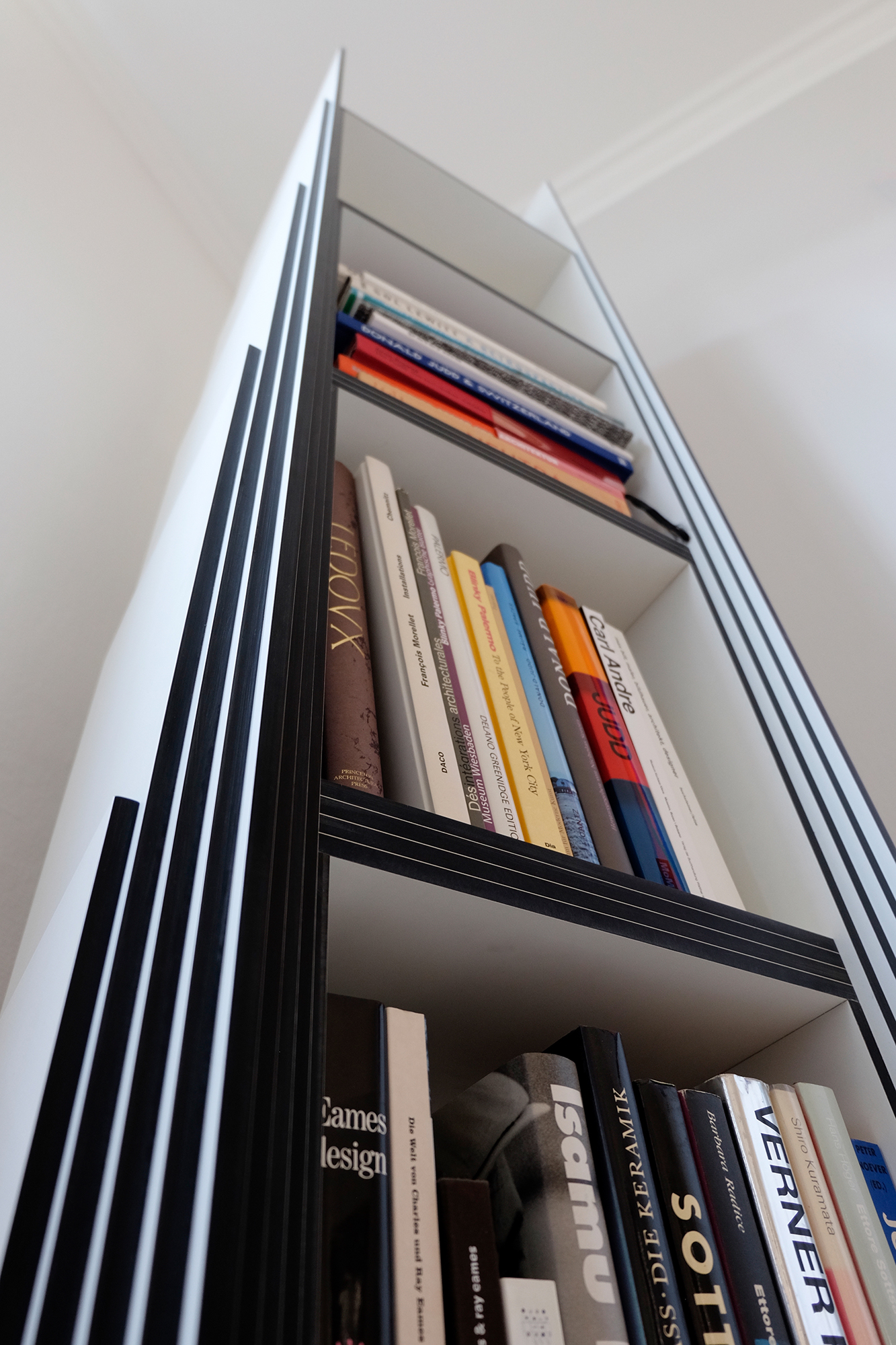 exclusive shelf, black and white, 59x49×190cm, tower, unique furniture, HPL compact with black core, art and design, art or design, exclusive furniture design, interior design, interior architecture, unique piece, collectible design, architectural furniture, bookshelf étagère, noire et blanche, 59x49×190cm, tour, mobilier unique, stratifié compact âme noire, art et design, art ou design, mobilier design exclusif, design d’intérieur, architecture d’intérieur, pièce unique, design de collection, mobilier d’architecture, bibliothèque. Regal, schwarz und weiß, 59x49×190cm, Turm, exklusives Mobiliar, Kompaktplatte mit schwarzem Kern, Kunst und Design, Kunst oder Design, Exklusives Möbeldesign, Innenarchitektur, Einzelstück, Sammlungsstück, Architekturmöbel, Bücherregal. 