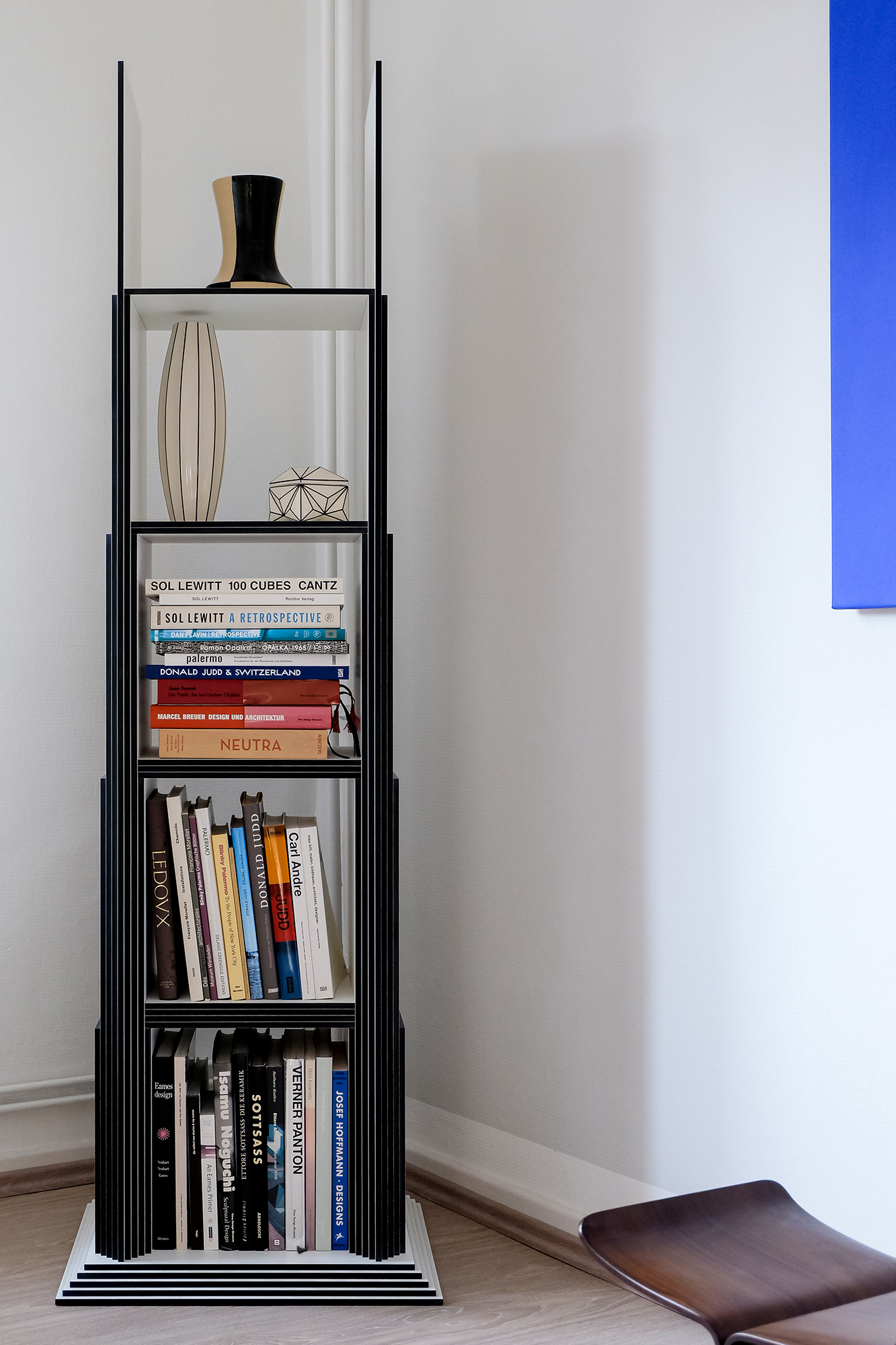 exclusive shelf, black and white, 59x49×190cm, tower, unique furniture, HPL compact with black core, art and design, art or design, exclusive furniture design, interior design, interior architecture, unique piece, collectible design, architectural furniture, bookshelf étagère, noire et blanche, 59x49×190cm, tour, mobilier unique, stratifié compact âme noire, art et design, art ou design, mobilier design exclusif, design d’intérieur, architecture d’intérieur, pièce unique, design de collection, mobilier d’architecture, bibliothèque. Regal, schwarz und weiß, 59x49×190cm, Turm, exklusives Mobiliar, Kompaktplatte mit schwarzem Kern, Kunst und Design, Kunst oder Design, Exklusives Möbeldesign, Innenarchitektur, Einzelstück, Sammlungsstück, Architekturmöbel, Bücherregal. 