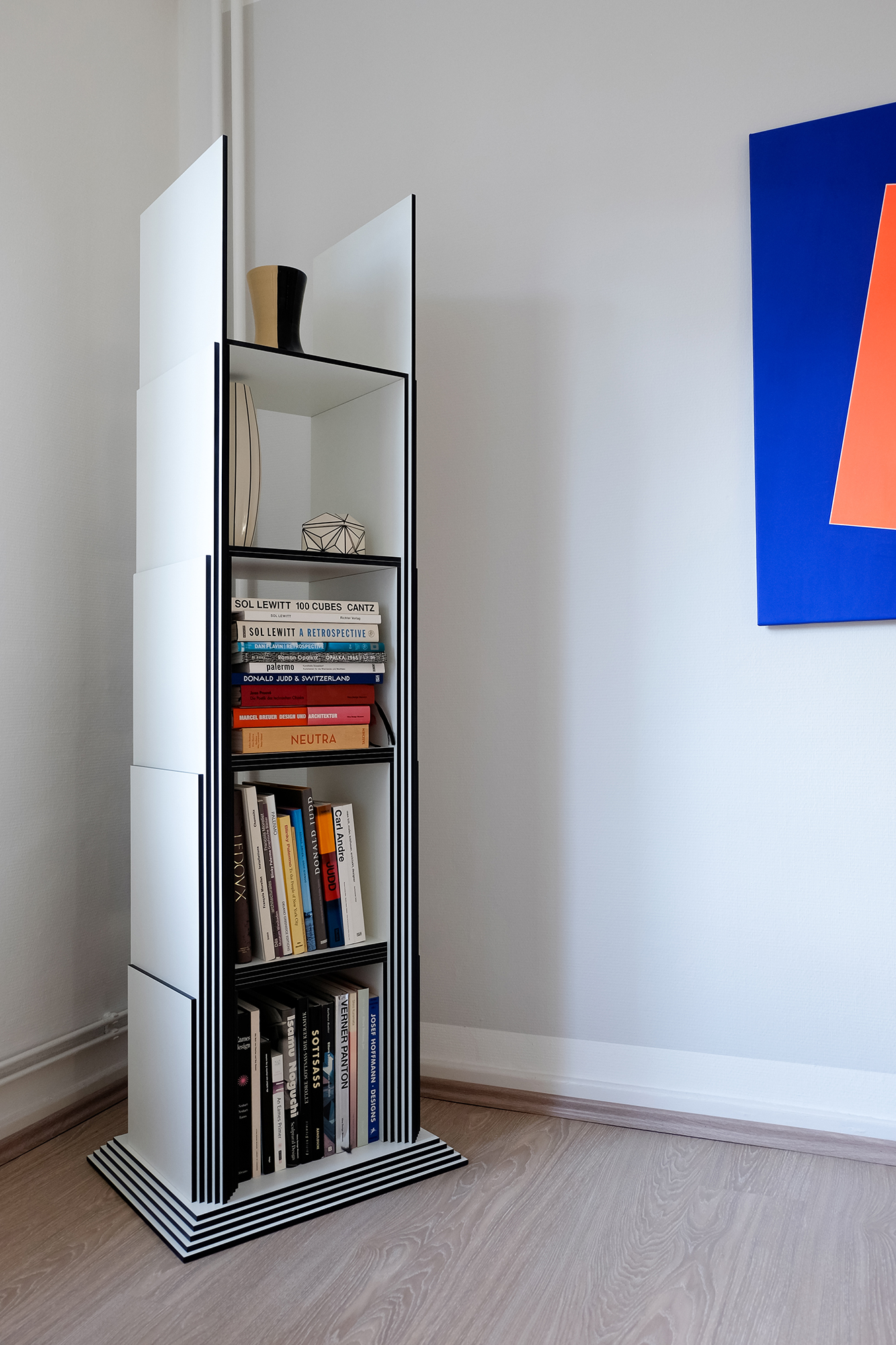 exclusive shelf, black and white, 59x49×190cm, tower, unique furniture, HPL compact with black core, art and design, art or design, exclusive furniture design, interior design, interior architecture, unique piece, collectible design, architectural furniture, bookshelf étagère, noire et blanche, 59x49×190cm, tour, mobilier unique, stratifié compact âme noire, art et design, art ou design, mobilier design exclusif, design d’intérieur, architecture d’intérieur, pièce unique, design de collection, mobilier d’architecture, bibliothèque. Regal, schwarz und weiß, 59x49×190cm, Turm, exklusives Mobiliar, Kompaktplatte mit schwarzem Kern, Kunst und Design, Kunst oder Design, Exklusives Möbeldesign, Innenarchitektur, Einzelstück, Sammlungsstück, Architekturmöbel, Bücherregal. 