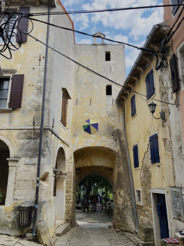 wall object (7 blue, green and ocre facets) on plaster an old façade in groznjan, croatia. Architectural art, minimal art, art objects, outdoor art, façade design, wall objects, facets, art or design, decorative art, art and design, colour fields, geometrical art, color fields, concrete art, contemporary art, abstraction, hard edge art, minimalism, abstract art, urban art, public art, outdoor artwork, art in public space. objets mural (7 facettes bleues, vertes et ocre) sur ancienne façade à groznjan, Croatie. 1% artistique, art minimal, objets d'art, art extérieur, design façade, objets muraux, facettes, art ou design, art et design, art décoratif, champs colorés, art géométrique, art concret, art contemporain, abstraction, minimalisme, art abstrait, art urbain, art public, œuvre d‘art extérieure, art en espace public, art de ville, art en milieu urbain. Wandobjekt (7 blaue, grüne und ockerfarbenen Facetten) an einer alten in Groznjan, Kroatien. Kunstobjekte, Minimalkunst, Outdoorkunst, Fassadengestaltung, Wandobjekte, Facetten, Farbfelder, Konkrete Kunst, Zeitgenössische Kunst, Geometrische Kunst, Abstraktion, Minimalismus, Abstrakte Kunst, Urbane Kunst, Öffentliche Kunst, Kunst im urbanen Raum, Kunst im Stadtraum, Kunst am Bau. 