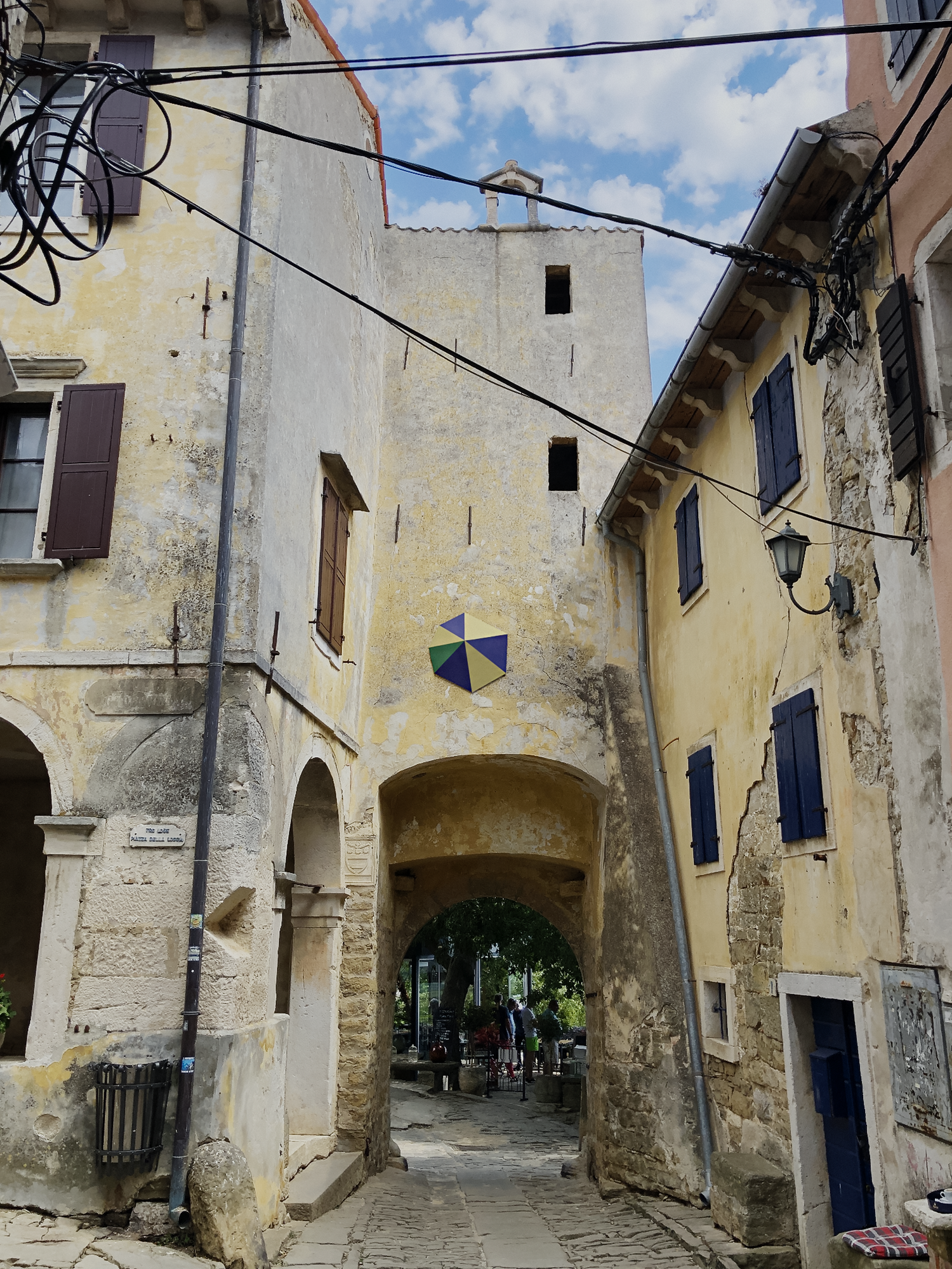wall object (7 blue, green and ocre facets) on plaster an old façade in groznjan, croatia. Architectural art, minimal art, art objects, outdoor art, façade design, wall objects, facets, art or design, decorative art, art and design, colour fields, geometrical art, color fields, concrete art, contemporary art, abstraction, hard edge art, minimalism, abstract art, urban art, public art, outdoor artwork, art in public space. objets mural (7 facettes bleues, vertes et ocre) sur ancienne façade à groznjan, Croatie. 1% artistique, art minimal, objets d'art, art extérieur, design façade, objets muraux, facettes, art ou design, art et design, art décoratif, champs colorés, art géométrique, art concret, art contemporain, abstraction, minimalisme, art abstrait, art urbain, art public, œuvre d‘art extérieure, art en espace public, art de ville, art en milieu urbain. Wandobjekt (7 blaue, grüne und ockerfarbenen Facetten) an einer alten in Groznjan, Kroatien. Kunstobjekte, Minimalkunst, Outdoorkunst, Fassadengestaltung, Wandobjekte, Facetten, Farbfelder, Konkrete Kunst, Zeitgenössische Kunst, Geometrische Kunst, Abstraktion, Minimalismus, Abstrakte Kunst, Urbane Kunst, Öffentliche Kunst, Kunst im urbanen Raum, Kunst im Stadtraum, Kunst am Bau. 