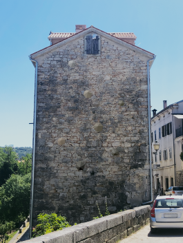 6 wall objects (7 brown and grey facets) on an old stone façade in groznjan, croatia. Architectural art, minimal art, art objects, outdoor art, façade design, wall objects, facets, art or design, decorative art, art and design, colour fields, geometrical art, color fields, concrete art, contemporary art, abstraction, hard edge art, minimalism, abstract art, urban art, public art, outdoor artwork, art in public space. 6 objets muraux (7 facettes marron et grises) sur ancienne façade en pierre à groznjan, Croatie. 1% artistique, art minimal, objets d'art, art extérieur, design façade, objets muraux, facettes, art ou design, art et design, art décoratif, champs colorés, art géométrique, art concret, art contemporain, abstraction, minimalisme, art abstrait, art urbain, art public, œuvre d‘art extérieure, art en espace public, art de ville, art en milieu urbain. 6 Wandobjekte (7 braune und graue Facetten) an einer alten Steinfassade in Groznjan, Kroatien. Kunstobjekte, Minimalkunst, Outdoorkunst, Fassadengestaltung, Wandobjekte, Facetten, Farbfelder, Konkrete Kunst, Zeitgenössische Kunst, Geometrische Kunst, Abstraktion, Minimalismus, Abstrakte Kunst, Urbane Kunst, Öffentliche Kunst, Kunst im urbanen Raum, Kunst im Stadtraum, Kunst am Bau. 