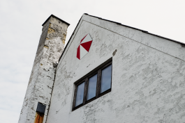 wall object (7 red and white facets) on white façade in Svendborg, Denmark, croatia. Architectural art, minimal art, art objects, outdoor art, façade design, wall objects, facets, art or design, decorative art, art and design, colour fields, geometrical art, color fields, concrete art, contemporary art, abstraction, hard edge art, minimalism, abstract art, urban art, public art, outdoor artwork, art in public space. Objet mural (7 facettes rouges et blanches) sur pignon à Svendborg, Danemark. 1% artistique, art minimal, objets d'art, art extérieur, design façade, objets muraux, facettes, art ou design, art et design, art décoratif, champs colorés, art géométrique, art concret, art contemporain, abstraction, minimalisme, art abstrait, art urbain, art public, œuvre d‘art extérieure, art en espace public, art de ville, art en milieu urbain. Wandobjekt (7 rote und weiße Facetten) an Hausgiebel in Svendborg, Dänemark. Kunstobjekte, Minimalkunst, Outdoorkunst, Fassadengestaltung, Wandobjekte, Facetten, Farbfelder, Konkrete Kunst, Zeitgenössische Kunst, Geometrische Kunst, Abstraktion, Minimalismus, Abstrakte Kunst, Urbane Kunst, Öffentliche Kunst, Kunst im urbanen Raum, Kunst im Stadtraum, Kunst am Bau. 