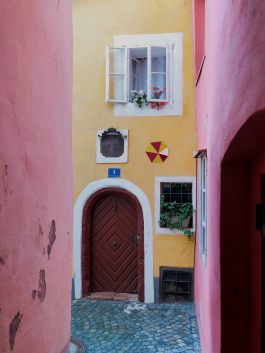 wall object (7 red, yellow and white facets) on yellow and white plaster façade in the old town of salzburg, Austria. Architectural art, minimal art, art objects, outdoor art, façade design, wall objects, facets, art or design, decorative art, art and design, colour fields, geometrical art, color fields, concrete art, contemporary art, abstraction, hard edge art, minimalism, abstract art, urban art, public art, outdoor artwork, art in public space. Objet mural (7 facettes rouges, jaunes et blanches) sur ancienne façade enduite à Salzbourg, Autriche. 1% artistique, art minimal, objets d'art, art extérieur, design façade, objets muraux, facettes, art ou design, art et design, art décoratif, champs colorés, art géométrique, art concret, art contemporain, abstraction, minimalisme, art abstrait, art urbain, art public, œuvre d‘art extérieure, art en espace public, art de ville, art en milieu urbain. Wandobjekt (7 rote, gelb und weiße Facetten) an einer Putzfassade in Salzburg, Österreich. Kunstobjekte, Minimalkunst, Outdoorkunst, Fassadengestaltung, Wandobjekte, Facetten, Farbfelder, Konkrete Kunst, Zeitgenössische Kunst, Geometrische Kunst, Abstraktion, Minimalismus, Abstrakte Kunst, Urbane Kunst, Öffentliche Kunst, Kunst im urbanen Raum, Kunst im Stadtraum, Kunst am Bau. 