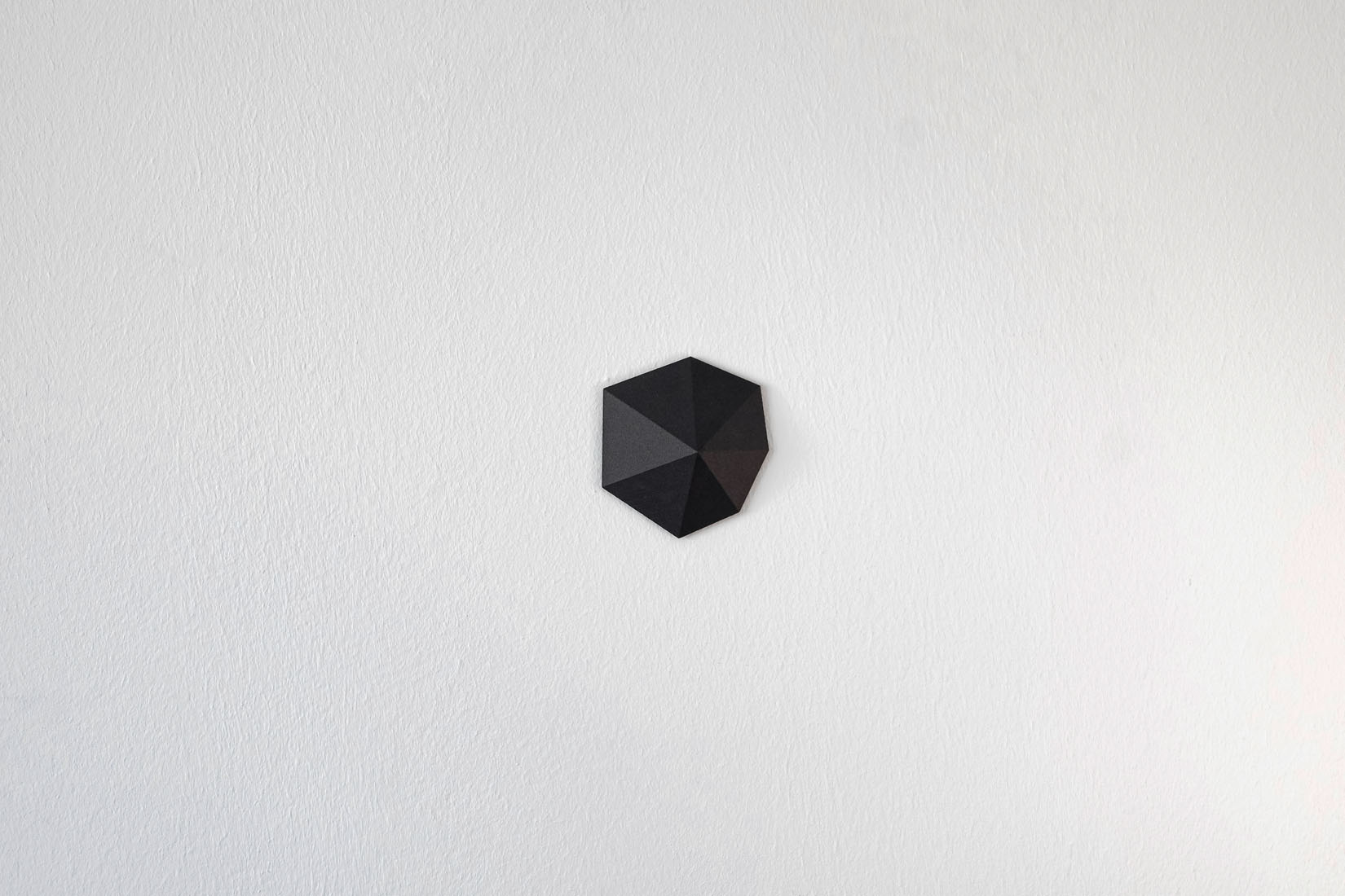 Wall object, black, unique piece, art and design, art or design, exclusive furniture design, interior design, interior architecture, unique piece, collectible design, Wandobjekt, schwarz, Kunst und Design, Kunst oder Design, Exklusives Möbeldesign, Innenarchitektur, Einzelstück, Sammlungsstück, Objet mural, noir, art et design, art ou design, mobilier design exclusif, design d’intérieur, architecture d’intérieur, pièce unique, design de collection. 