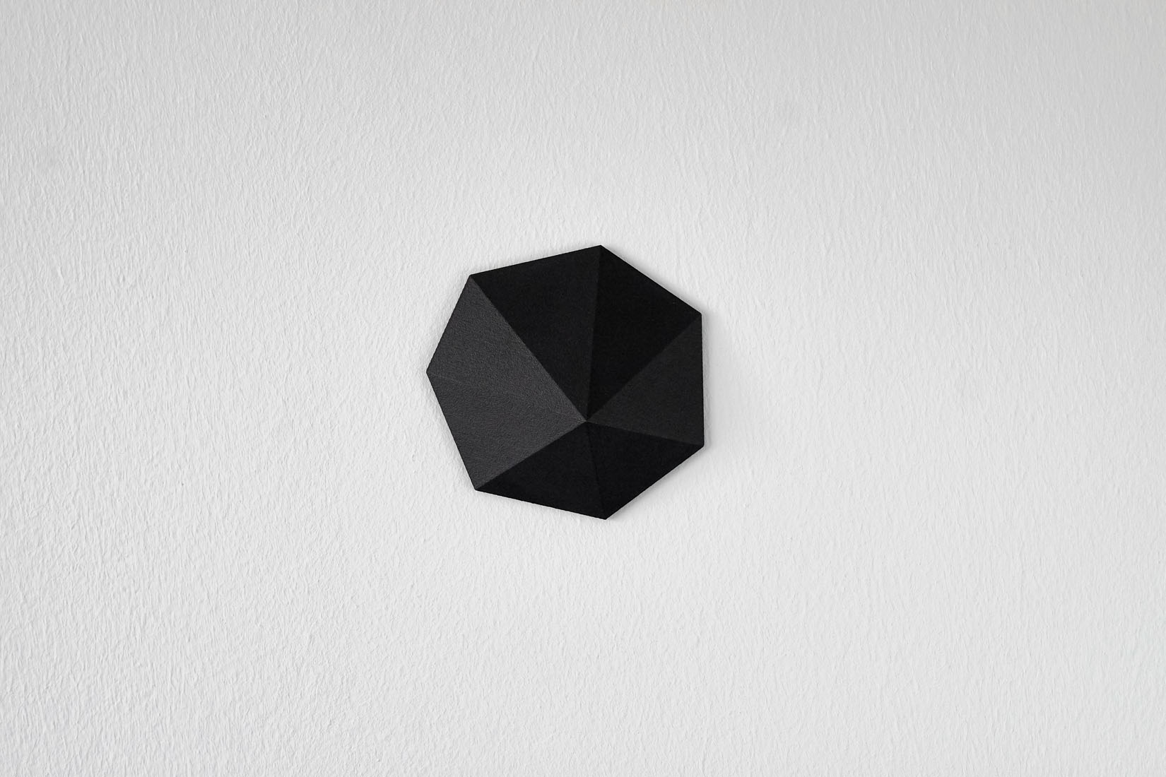 Wall object, black, unique piece, art and design, art or design, exclusive furniture design, interior design, interior architecture, unique piece, collectible design, Wandobjekt, schwarz, Kunst und Design, Kunst oder Design, Exklusives Möbeldesign, Innenarchitektur, Einzelstück, Sammlungsstück, Objet mural, noir, art et design, art ou design, mobilier design exclusif, design d’intérieur, architecture d’intérieur, pièce unique, design de collection. 