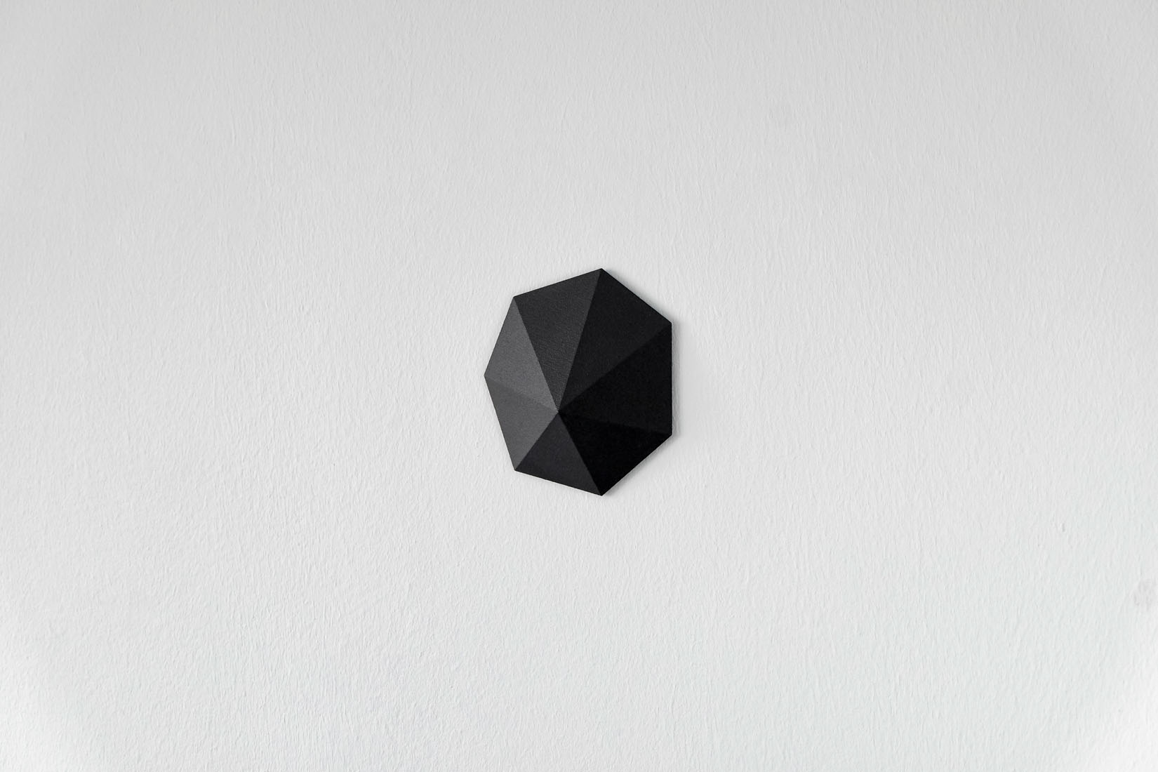 Wall object, black, unique piece, art and design, art or design, exclusive furniture design, interior design, interior architecture, unique piece, collectible design, Wandobjekt, schwarz, Kunst und Design, Kunst oder Design, Exklusives Möbeldesign, Innenarchitektur, Einzelstück, Sammlungsstück, Objet mural, noir, art et design, art ou design, mobilier design exclusif, design d’intérieur, architecture d’intérieur, pièce unique, design de collection. 