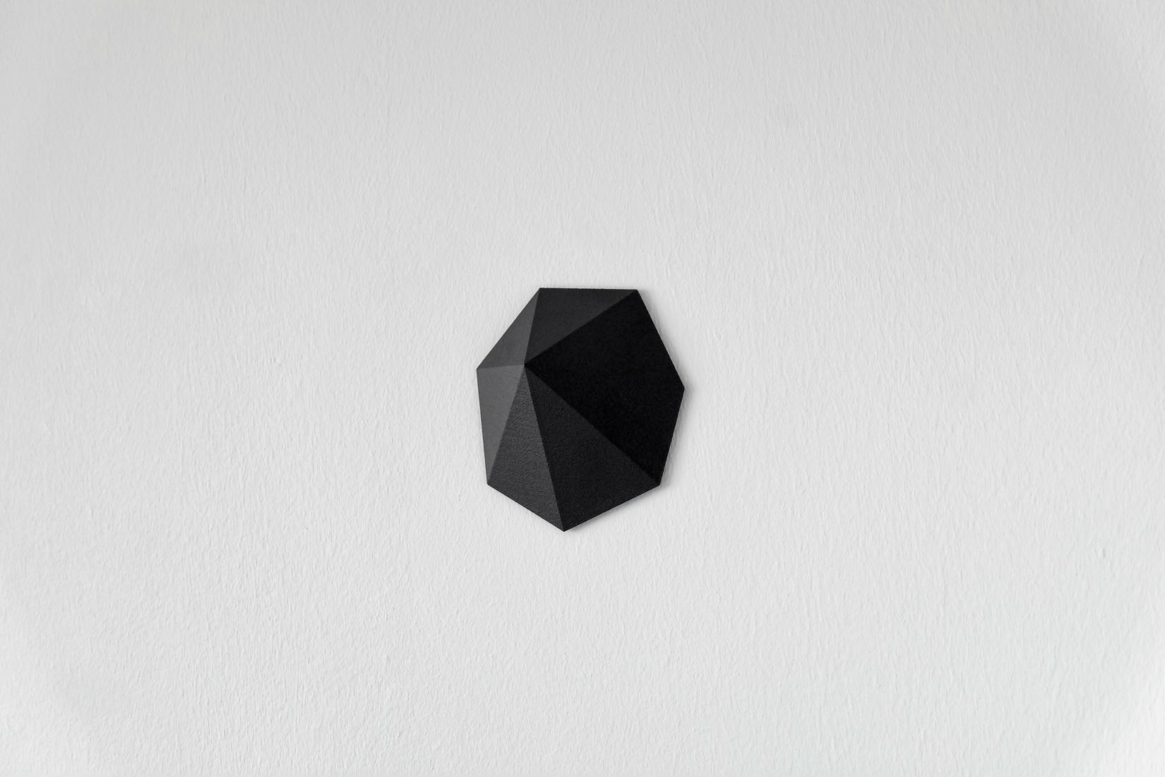 Wall object, black, unique piece, art and design, art or design, exclusive furniture design, interior design, interior architecture, unique piece, collectible design, Wandobjekt, schwarz, Kunst und Design, Kunst oder Design, Exklusives Möbeldesign, Innenarchitektur, Einzelstück, Sammlungsstück, Objet mural, noir, art et design, art ou design, mobilier design exclusif, design d’intérieur, architecture d’intérieur, pièce unique, design de collection. 