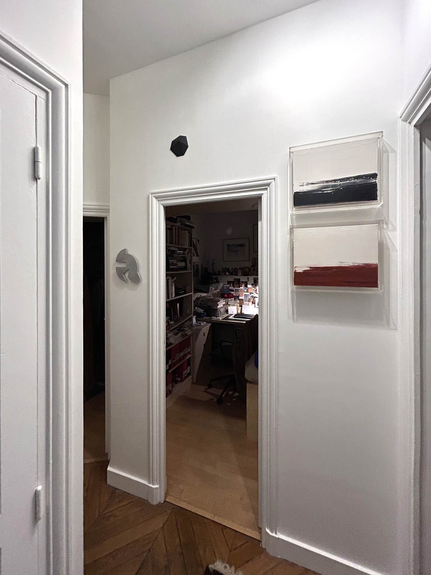 Wall object, black, unique piece, art and design, art or design, exclusive furniture design, interior design, interior architecture, unique piece, collectible design, Wandobjekt, schwarz, Kunst und Design, Kunst oder Design, Exklusives Möbeldesign, Innenarchitektur, Einzelstück, Sammlungsstück, Objet mural, noir, art et design, art ou design, mobilier design exclusif, design d’intérieur, architecture d’intérieur, pièce unique, design de collection. 